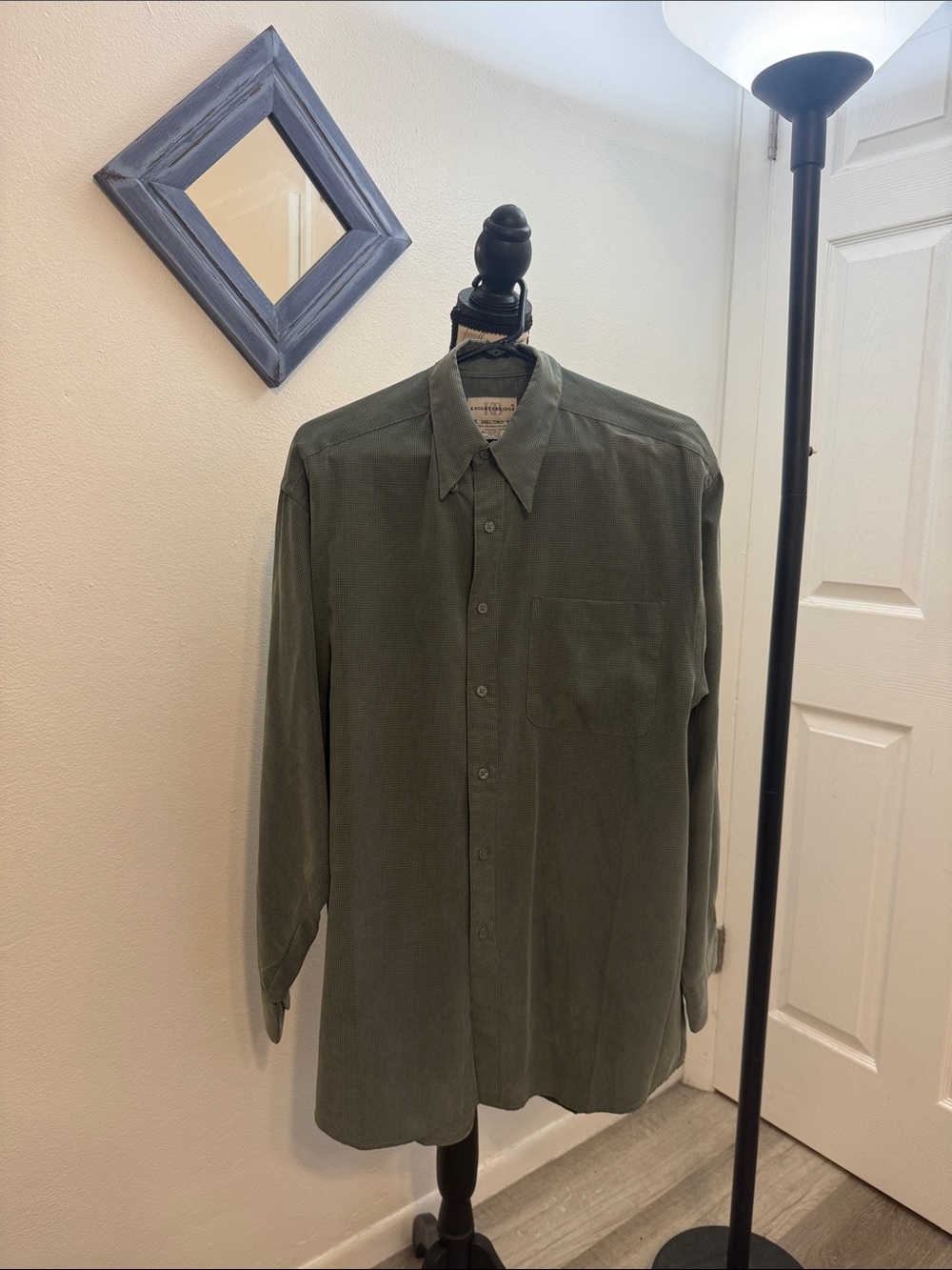 Classic Men's Olive Green Button-Down Shirt with Chest Pocket